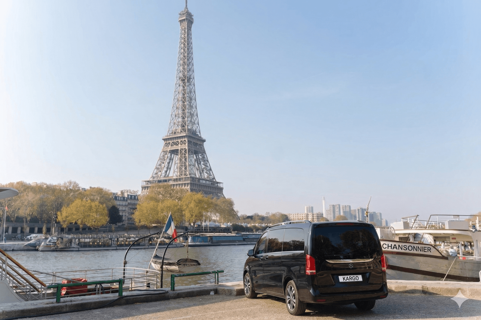 Chauffeur privé en costume devant une Mercedes V-Class à Paris