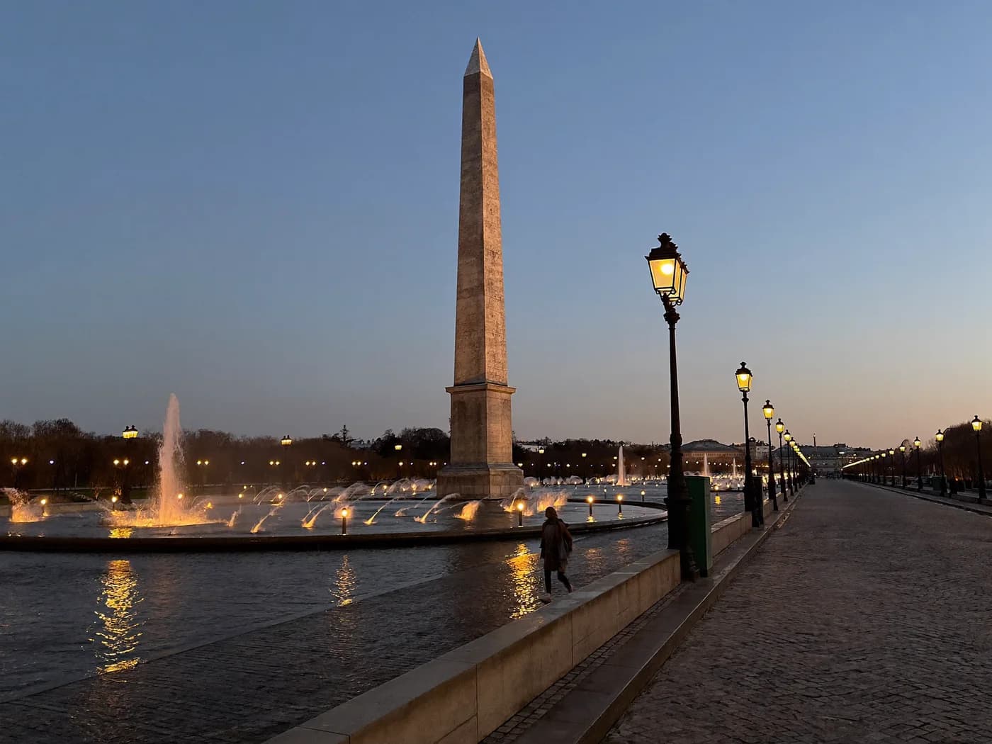L'obelisco di place de la Concorde a Parigi all'ora blu
