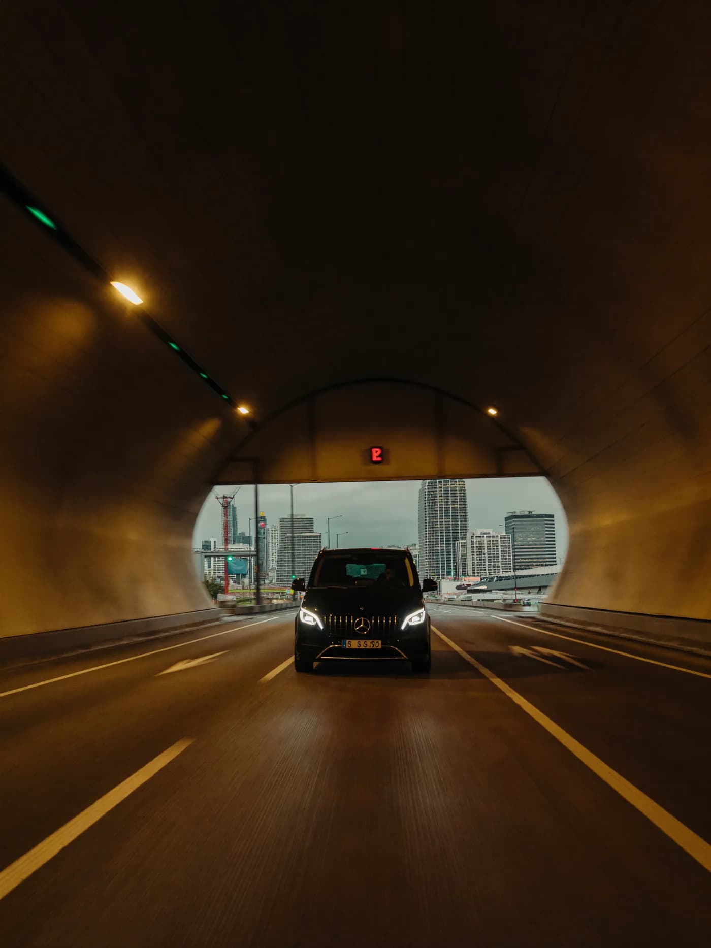 Mercedes V-Class no terminal do aeroporto de Paris